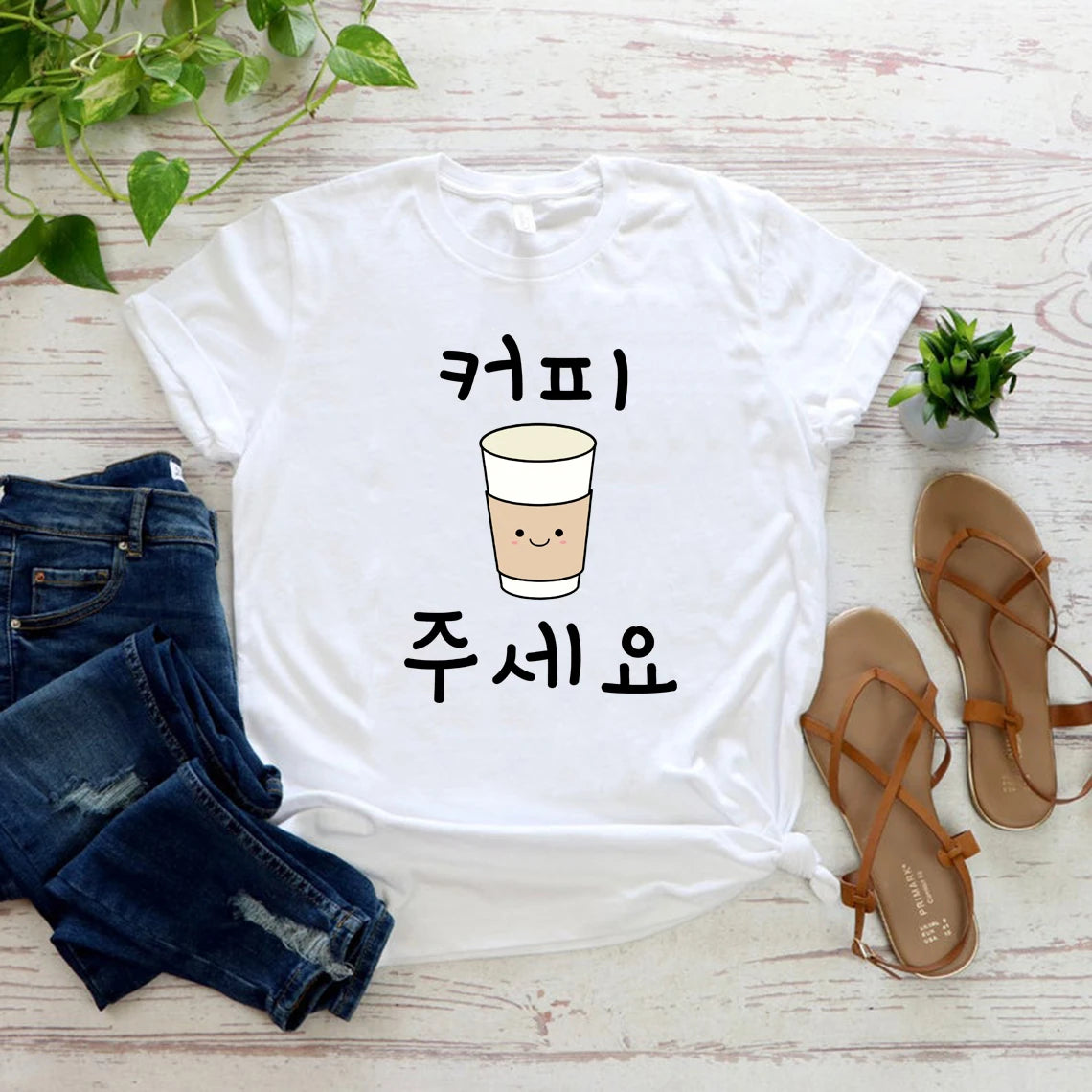 Camiseta Coffee Please em Hangul Feminina