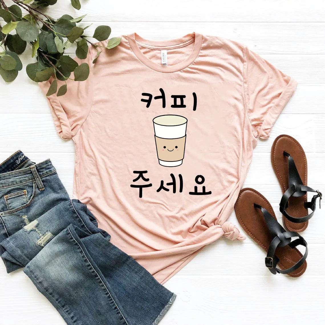 Camiseta Coffee Please em Hangul Feminina