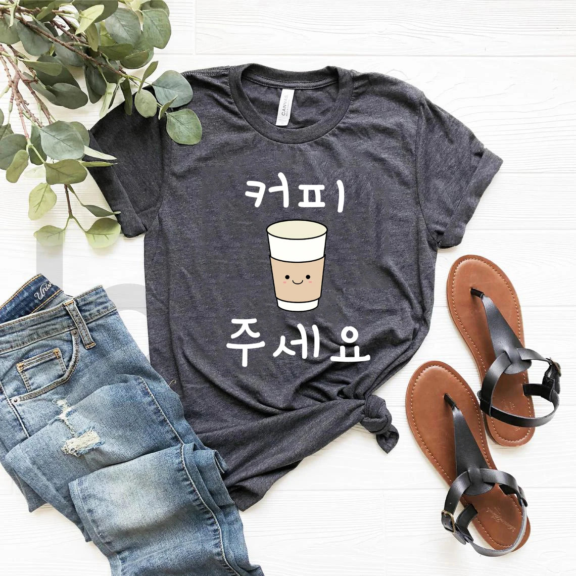 Camiseta Coffee Please em Hangul Feminina
