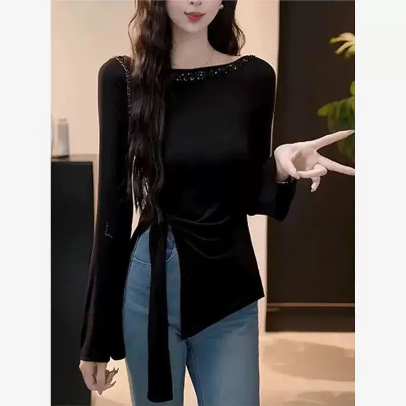 Blusa Feminina Assimétrica com Detalhe Brilhante