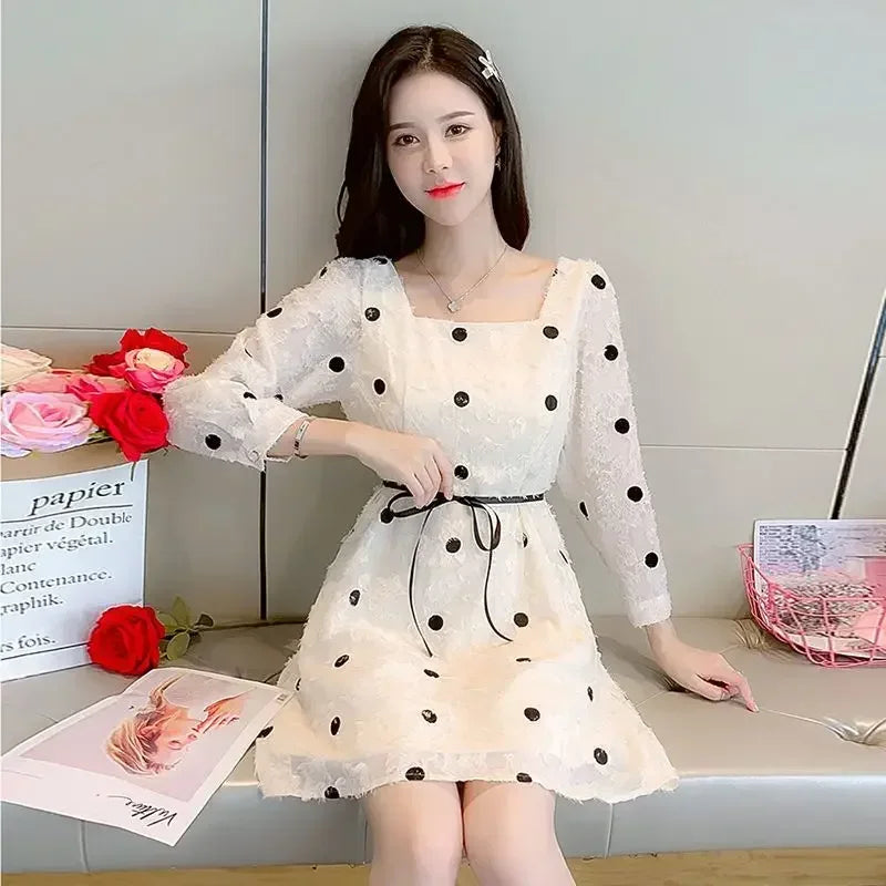 Vestido Curto Poá Delicado com Decote Quadrado