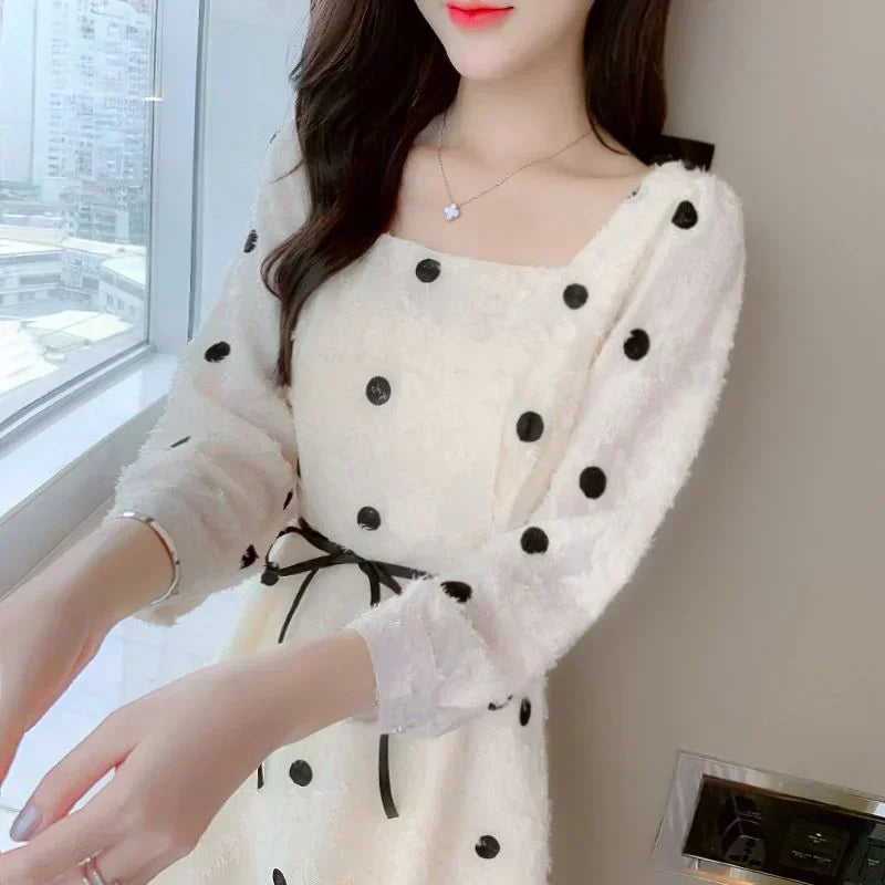 Vestido Curto Poá Delicado com Decote Quadrado