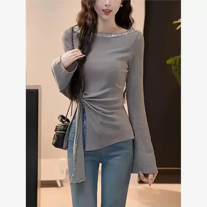 Blusa Feminina Assimétrica com Detalhe Brilhante