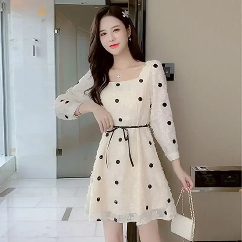 Vestido Curto Poá Delicado com Decote Quadrado